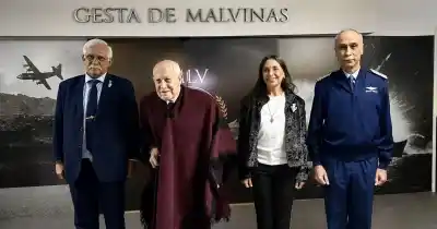Un poncho salteño y una distinción: el homenaje a un brigadier de Malvinas que emocionó a todos