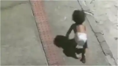 Apareció gateando sola en la avenida: la mamá había ido a una fiesta y dejó a la beba con su hermano de 15