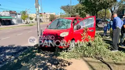 Volcó en plena Avenida Belgrano y el auto quedó destrozado sobre la platabanda