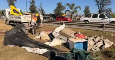 Desalojaron ocupaciones y retiraron toneladas de basura bajo el puente de avenida Paraguay