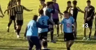 Le pegaron una patada en la nuca durante un clásico y terminó en el hospital
