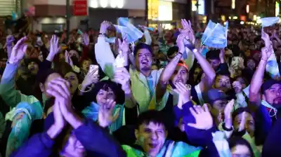 El Obelisco se vistió de celeste y blanco: la locura de los hinchas tras el triunfo argentino