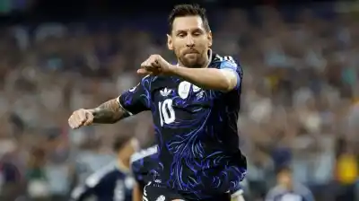 Messi entró, la clavó de tiro libre y rompió otro récord mundialista