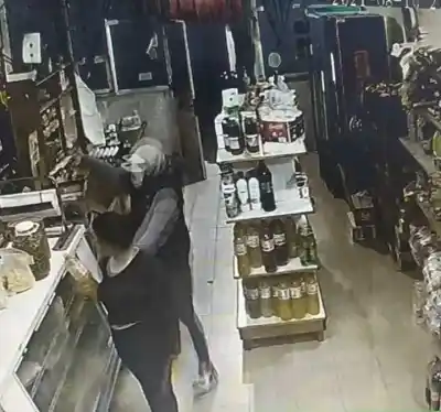 Apunta de pistola asaltaron una despensa en Monteros