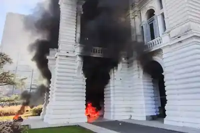 Prendieron fuego el acceso a la Municipalidad de La Plata: los destrozos superan los 43 millones de pesos
