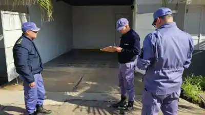 Irrumpió en un hotel alojamiento, encontró a su mujer con otro y lo baleó: el agresor está prófugo