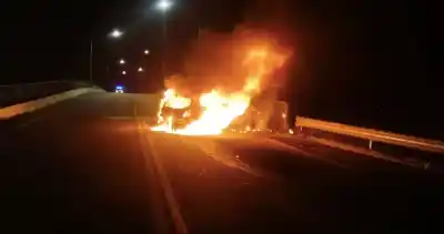 Incendio consume un automóvil en Acheral