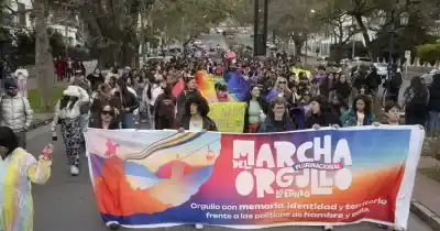 Con banderas y reclamos: así fue la marcha del Orgullo en Salta que unió a familias, jóvenes y referentes religiosos