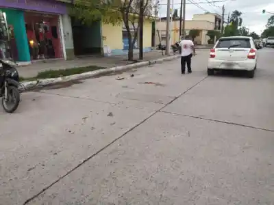 Impactó de atrás a un auto en Monteros y cayó al pavimento