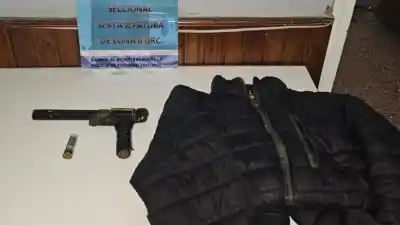 Asalto en Villa Urquiza: allanaron dos casas y encontraron un arma casera