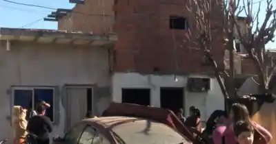 Las llamas devoraron su casa en minutos: una familia escapó por una ventana con escalera de vecinos