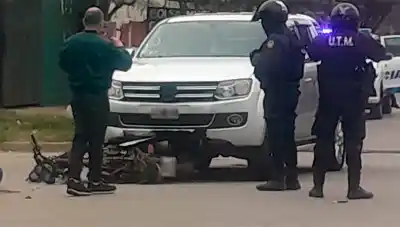 Choque en Mariano Moreno: motociclista herido tras impactar contra una camioneta