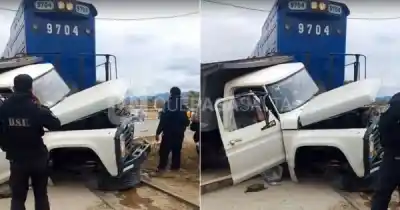 Un tren embistió a un camión en Salta y el tránsito está cortado