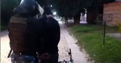 Se creían invisibles: lo atraparon con hierros robados en plena calle