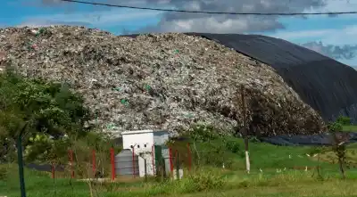 Un error de tipeo de un renglón podría definir el futuro de 18 mil toneladas de basura en Tucumán