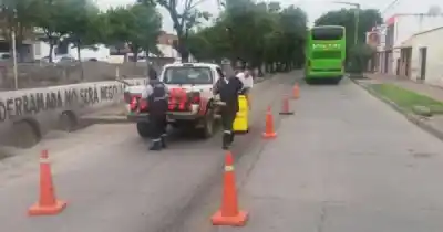 Perdió el control y cayó al canal de avenida Yrigoyen: el insólito rescate que nadie esperaba