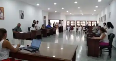Un delivery chocó contra un auto, el conductor escapó y después apareció su mamá: es concejal