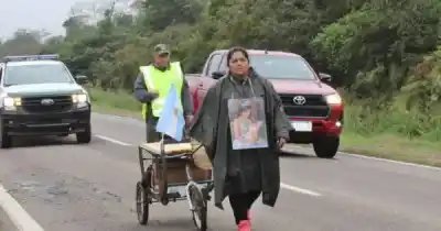 La mamá que caminó desde el norte a Salta por justicia: el fiscal la recibió y le reveló el estado de la causa