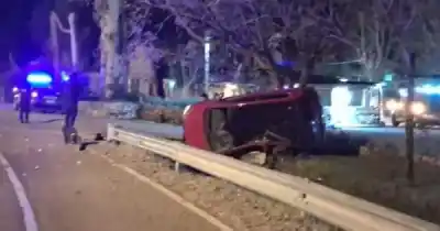 Perdió el control en una curva y volcó: tenía más del doble de alcohol permitido