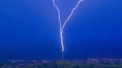 El momento exacto en que un rayo impactó la Torre Eiffel y desató el caos en París