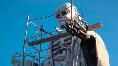 Se negó a pagar el servicio y la amenazó con un cuchillo: el horror detrás de la estatua de San La Muerte