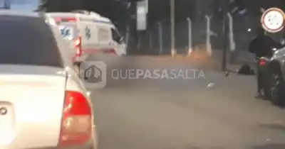 Cruzó Arenales y una moto la embistió: murió en el acto frente al Hospital Militar