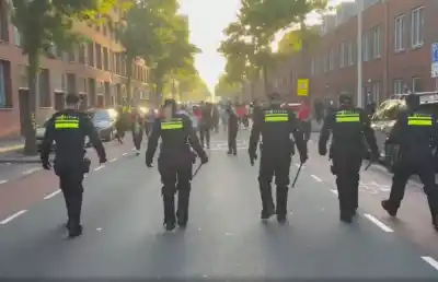 Caos en Países Bajos: la policía usó camiones hidrantes tras la eliminación ante Marruecos