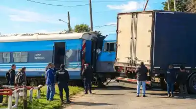 El insólito momento en que un camión quedó varado en las vías y el tren no pudo frenar