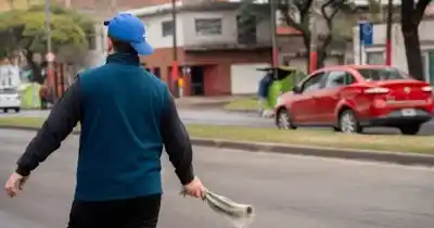 Vuelve la pulseada por los cuidacoches: el Senado define si los prohíbe o los regula