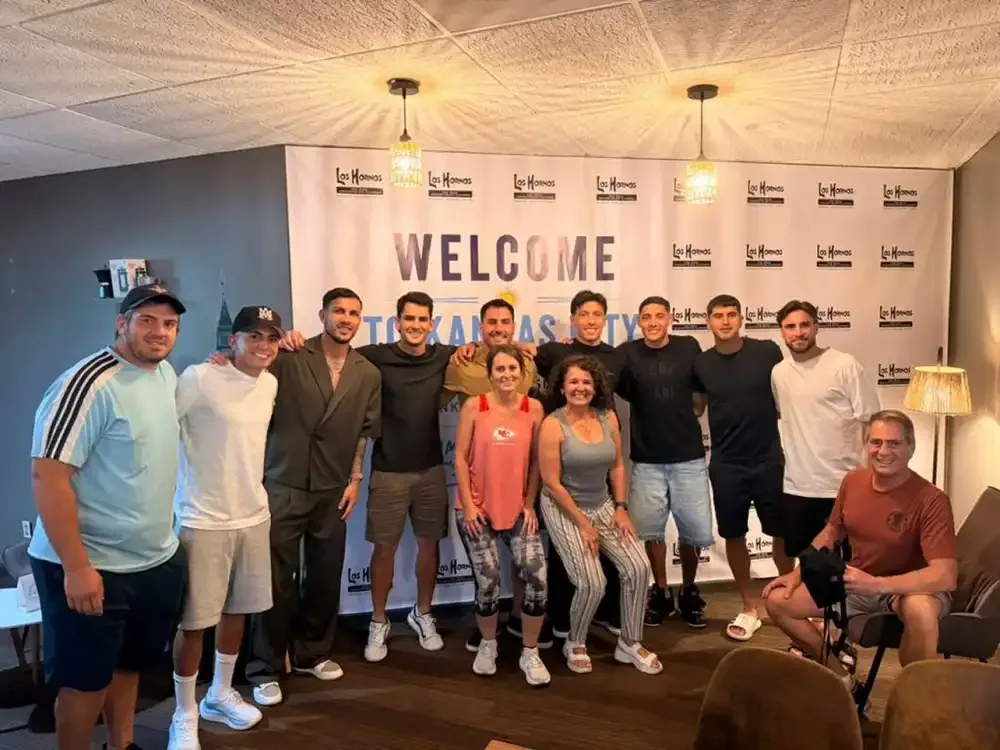 Los campeones junto a los dueños del local en Kansas City.