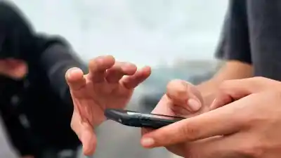 Esperaba el colectivo y su expareja le arrebató el celular: la insólita excusa del acusado