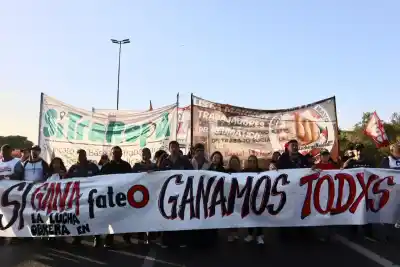 Trabajadores de FATE desafían un desalojo: cortan Panamericana y apuntan contra Kicillof
