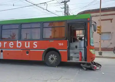Un Grave Accidente en Monteros: Joven Herida tras Colisión con Exprebus