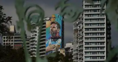 El mural de Messi en Rosario se renueva: las tres estrellas y un agradecimiento que llama la atención