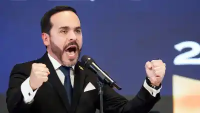 La izquierda lanza un ultimátum a De la Espriella: ¿renunciará a su ciudadanía estadounidense?