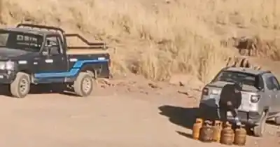 Cruzan garrafas como pan caliente: el insólito negocio que explota en la frontera de Jujuy