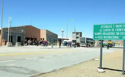 Fuertes vientos obligan a suspender el paso de camiones en Jama
