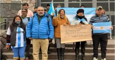Con banderas y reclamos: el pedido que llegó hasta la puerta de la Legislatura