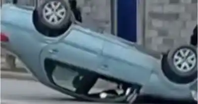 Un auto terminó dado vuelta en Alto Comedero: qué pasó en avenida Pachamama