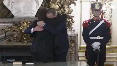 El abrazo que selló el adiós: Adorni se quebró en el Salón Blanco tras la jura de Santilli