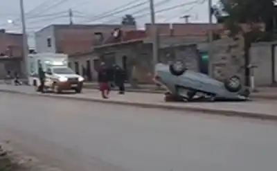 Volcó en Alto Comedero tras chocar contra un vehículo estacionado