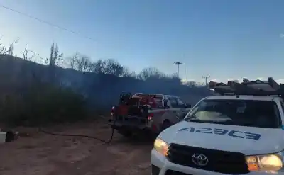 El fuego arrasó con cables de alta tensión y dejó a oscuras a media Quebrada