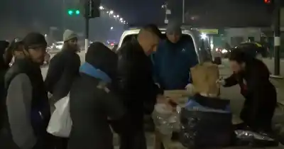 En plena ola de frío, un grupo de amigos rosarinos sale a las calles con viandas calientes y una pregunta que duele