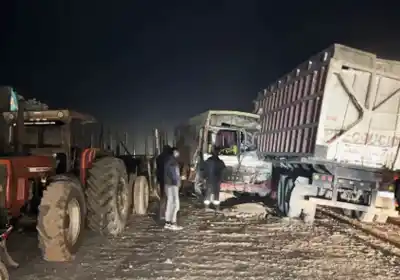 Colectivo con trabajadores rurales chocó contra un camión y una rastra cañera en Los Ralos: hay heridos