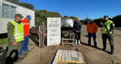 Un olor a nafta delató a una pareja que escondía 27 kilos de cocaína en el tanque de su auto en Salta