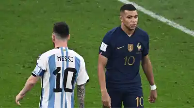 Mbappé pisándole los talones a Messi: a un gol del récord mundialista