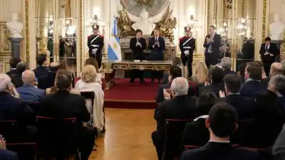 El abrazo que selló el cambio: la trastienda de la jura de Santilli con gobernadores, saludos y una despedida