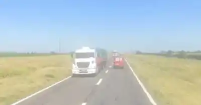 Un camionero mendocino vivió segundos de terror en la ruta: una rueda voladora lo sacó de la calzada