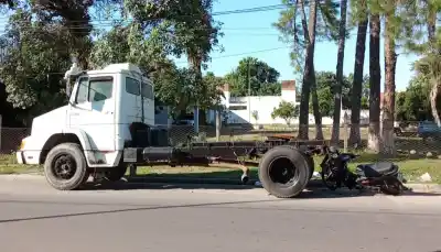 Motocicleta impacta contra camión estacionado en Monteros: Dos mujeres hospitalizadas