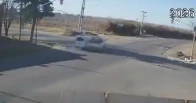 Un grosero error al volante terminó en un vuelco en San Carlos: las cámaras lo captaron todo